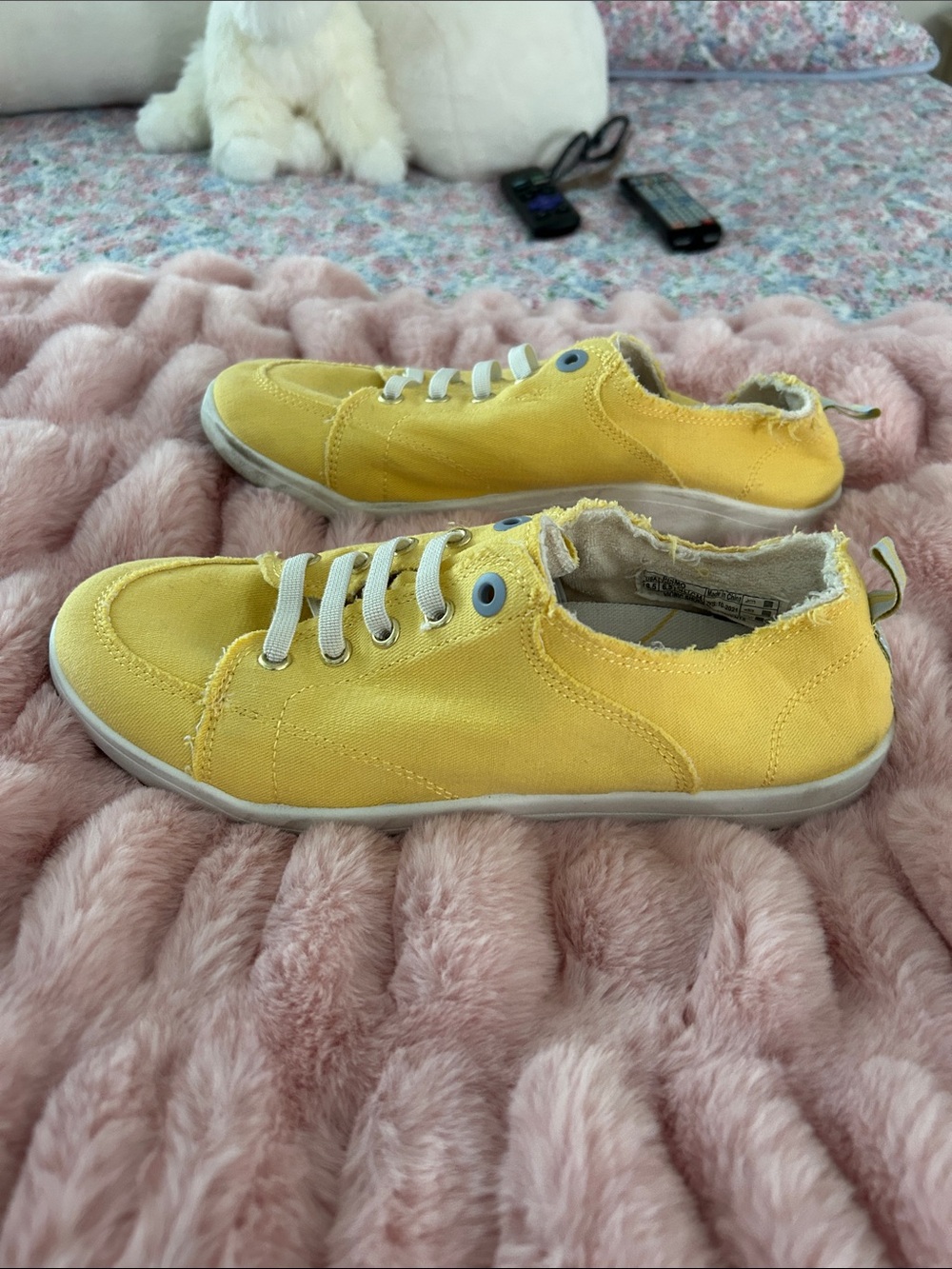 Vionic Women’s Yellow Canvas Slip-On Sneakers with Elastic Laces - Picture 4 of 5